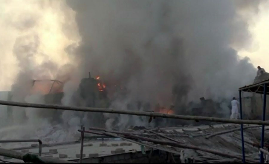 کراچی ، گبول ٹاؤن میں فیکٹری میں لگنے والی آگ 8 گھنٹے بعد بجھا دی گئی
