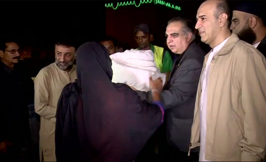 کراچی ، عمران اسماعیل نےمستحق افراد میں کمبل اور کھانا تقسیم کیا