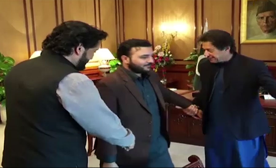 وزیرِ اعظم عمران خان سے شہید ایس پی طاہر داوڑ کے اہل خانہ کی ملاقات