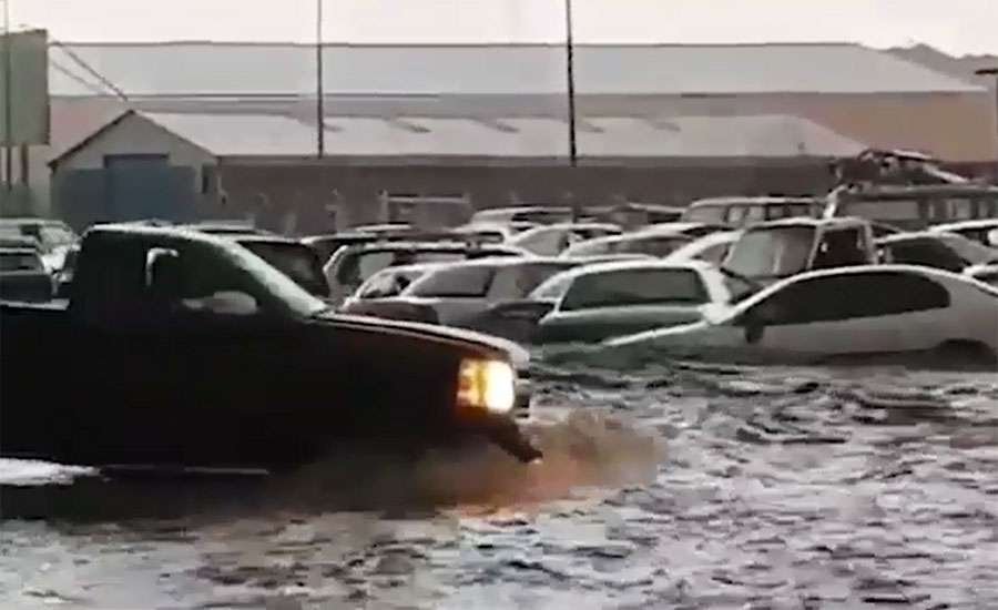 ریاض میں طوفانی بارشوں نے تباہی مچا دی ، درجنوں گاڑیاں پانی میں بہہ گئیں