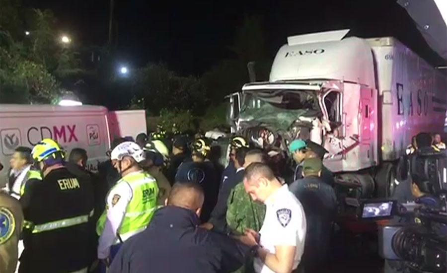 میکسیکو میں ہائی وے پر بے قابو ٹرک کی متعدد گاڑیوں سے ٹکر، نو افراد ہلاک