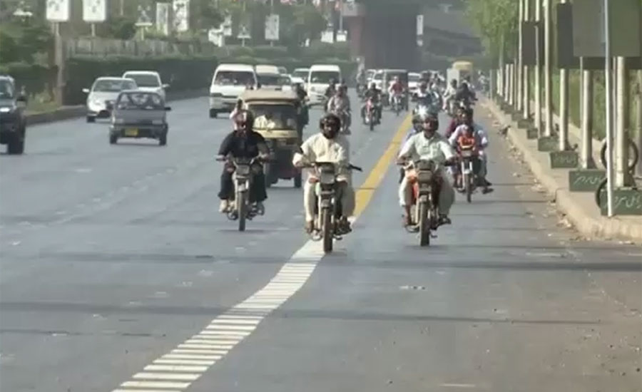 کراچی میں بڑی شارع پر موٹرسائیکل سواروں کیلئے علیحدہ لین کی تیاری جاری