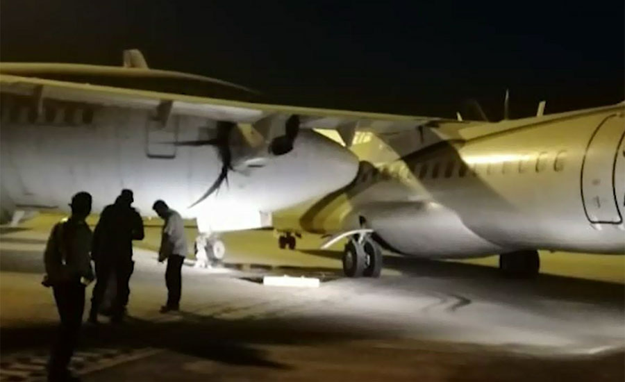 کراچی ، پارکنگ ایریا میں لے جانے کے دوران طیارہ قریب کھڑے طیارے سے ٹکرا گیا