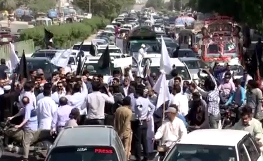 کراچی ، این او سی نہ ملنے پر بلڈرز کے احتجاج سے ٹریفک جام رہی