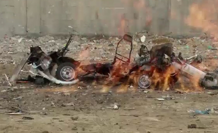 کراچی ، ڈیفنس میں کار بم دھماکا ، دھماکا ہوتے ہی گاڑی شعلوں کی نذر ہو گئی