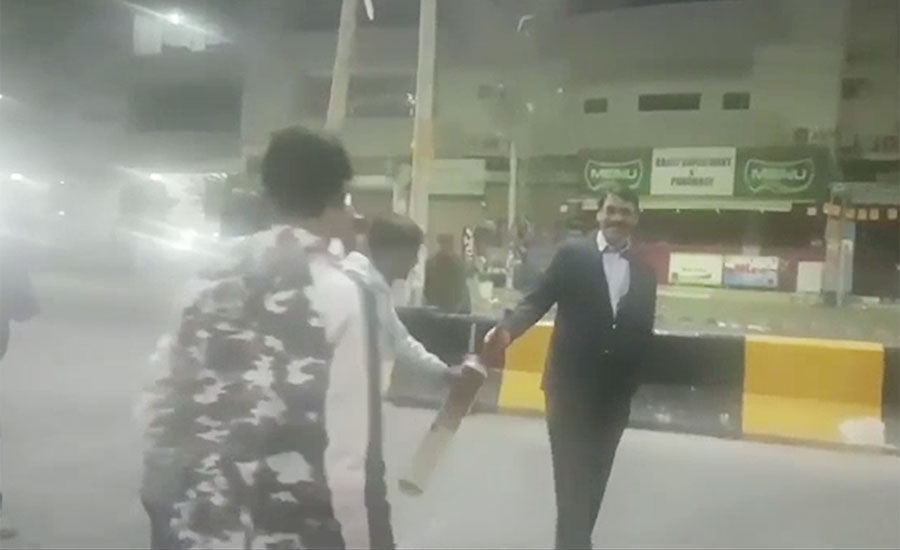 ڈی جی آئی ایس پی آر کی کراچی کی سڑکوں پر کرکٹ کھیلنے کی ویڈیو وائرل