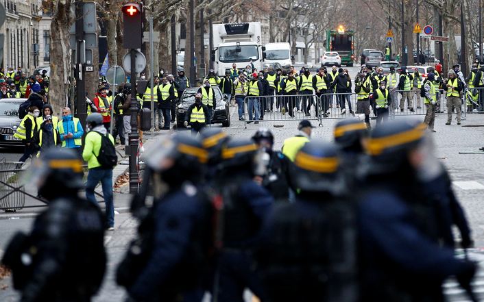 فرانس میں پیلی جیکٹس تحریک کا حکومت مخالف پرتشدد احتجاج جاری