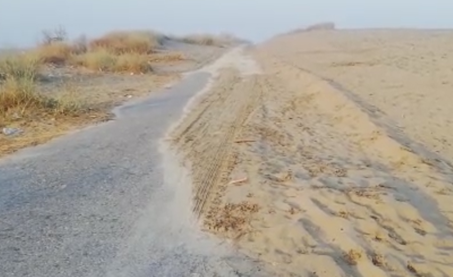 منکیرہ میں رابطہ سڑکیں ریت کے ٹیلوں تلے دب گئیں