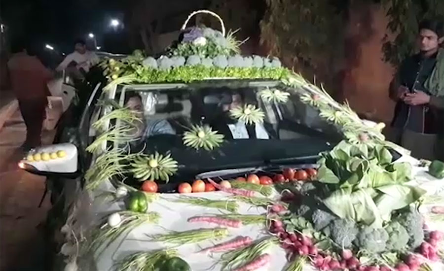 ملتان ، دولہے راجا کی گاڑی کو پھولوں کی بجائے سبزیوں سے سجایا گیا