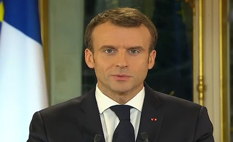 فرانس کے صدر نے مظاہرین کے سامنے گھٹنے ٹیک دیئے