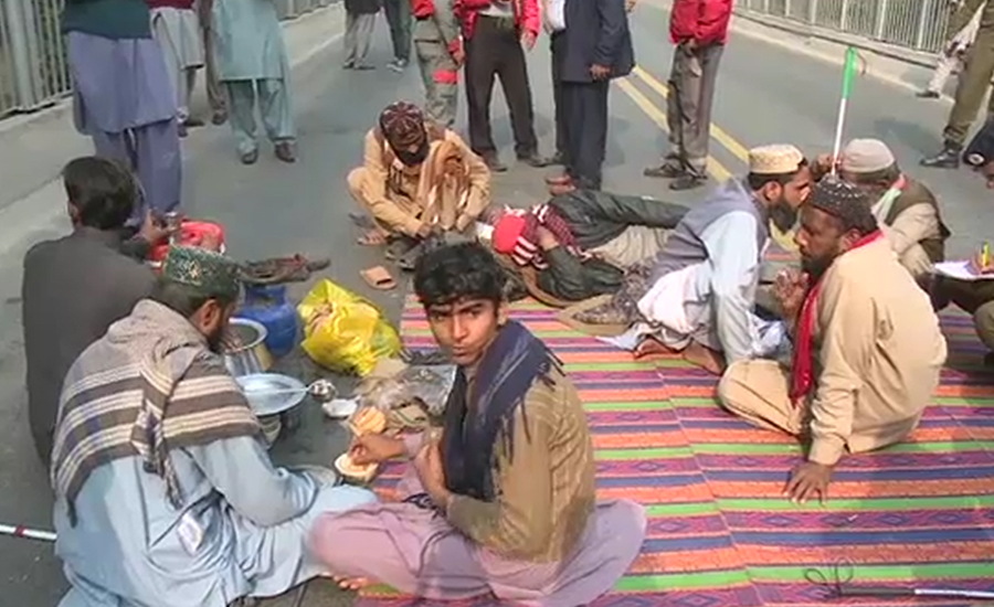 لاہور ،نابینا افراد کا پھر دھرنا،کلمہ چوک پر میٹرو ٹریک کو بندکردیا