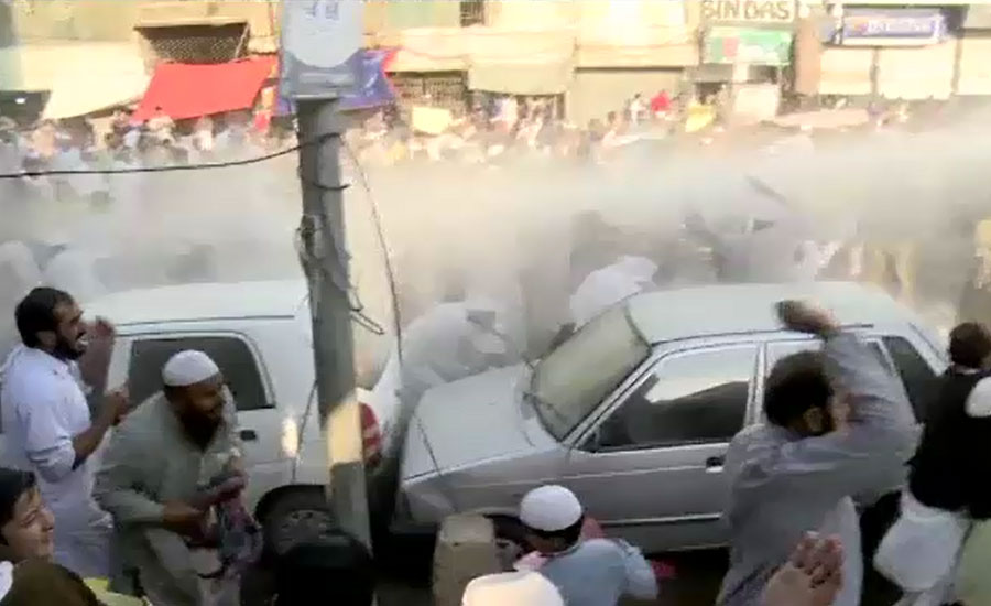 احتجاجی ڈاک لیبرز کی سندھ گورنرہاؤس جانے کی کوشش، پولیس نے واٹرکینن سے دھودیا