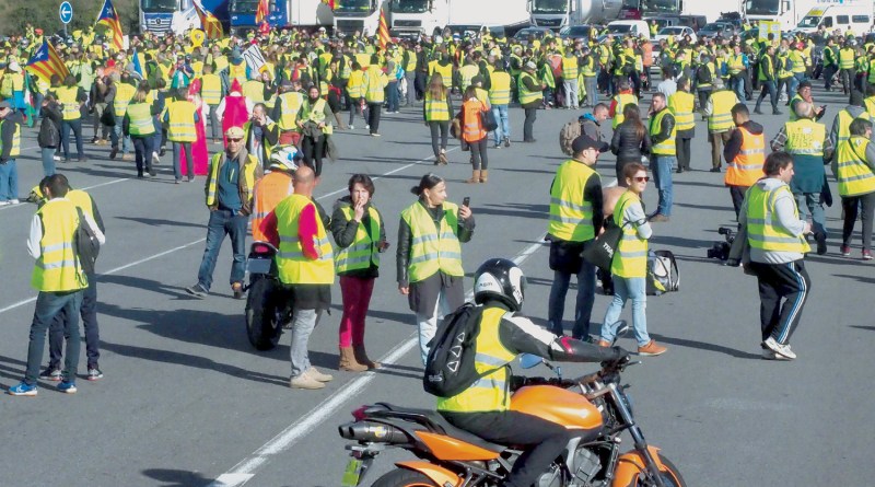 فرانس میں پیلی جیکٹس مظاہرین کا چھٹے ہفتے بھی حکومت کیخلاف احتجاج جاری