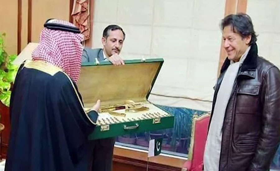 وزیراعظم عمران خان کو گورنر تبوک کا سونے کی کلاشنکوف کا تحفہ