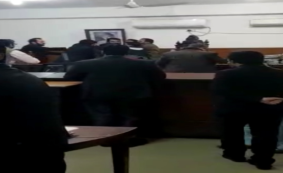 وکلاء نے کمرہ عدالت میں ملزم کو تشدد کا نشانہ بنا ڈالا