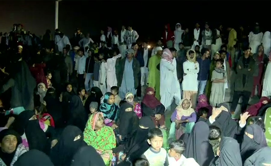 کراچی، مچھر کالونی کے مکینوں کا تجاوزات آپریشن کیخلاف احتجاج جاری