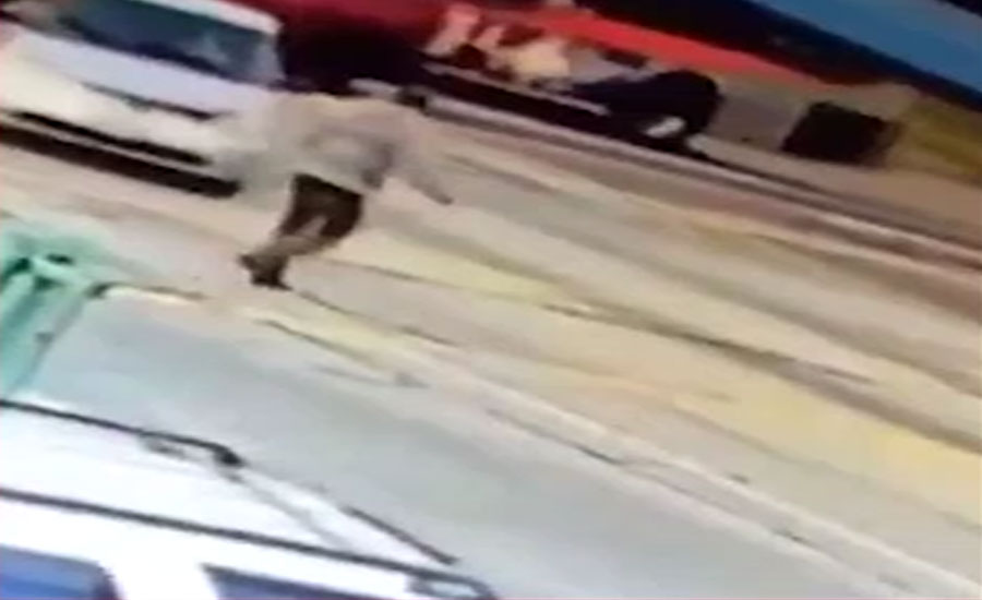 لاس اینجلس میں سڑک پار کرتا ایک شخص گاڑی کی ٹکرسے بال بال بچا
