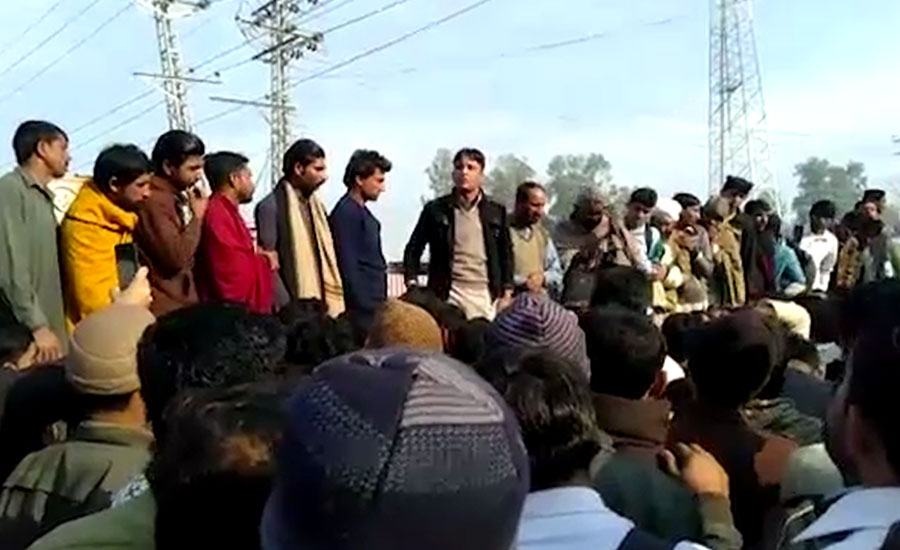 رضا گیلانی کے کزن حامد شاہ کی طالبات سے بدتمیزی کیخلاف اہل علاقہ کا احتجاج