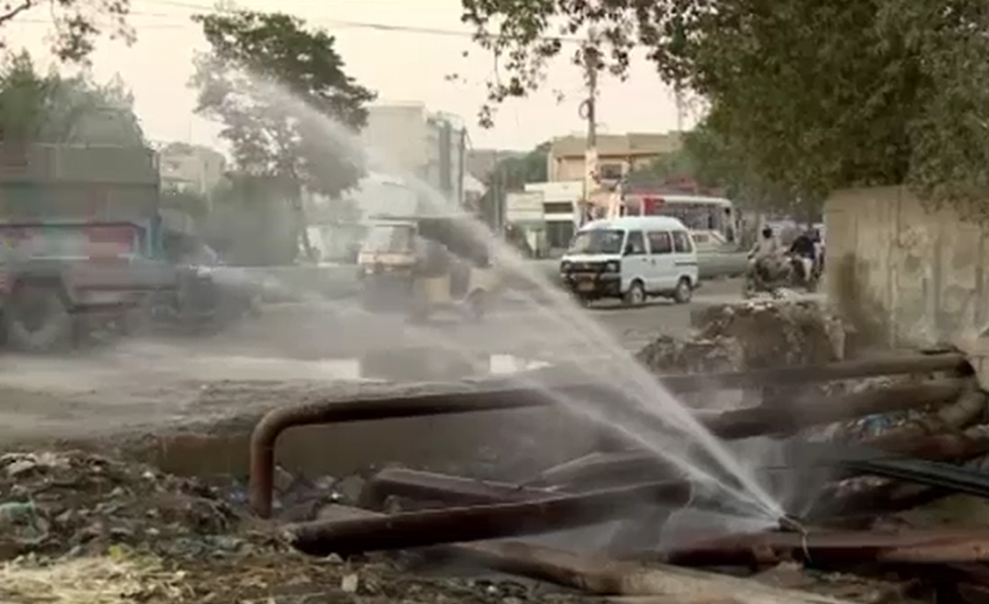 کراچی ، ہارون آباد میں پانی کی لائن پھٹنے سے سڑک ندی کا منظر پیش کرتی رہی