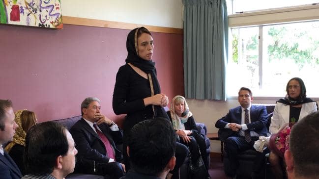 نیوزی لینڈ کی وزیراعظم کی مسلم کمیونٹی سے دوپٹہ لے کر ملاقات