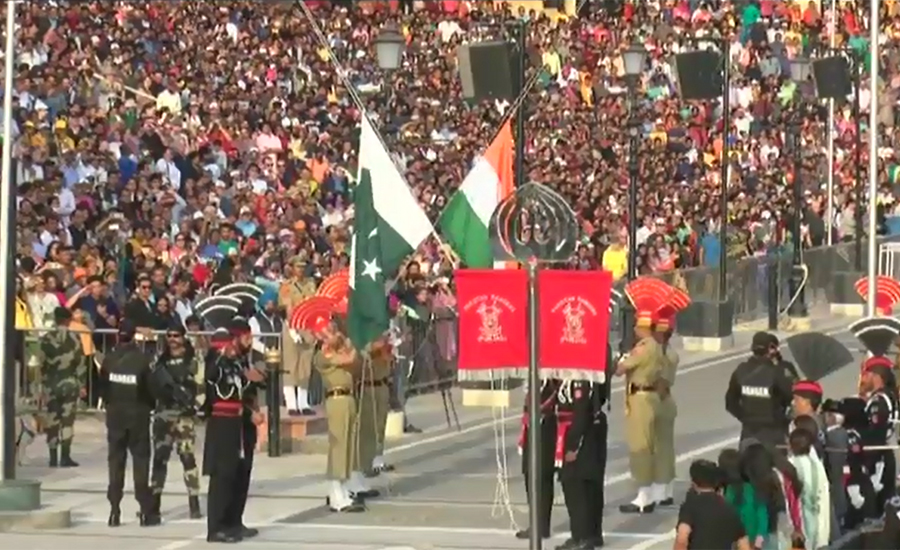 یومِ پاکستان پر واہگہ بارڈر پر پرچم اتارنے کی تقریب کا مظاہرہ