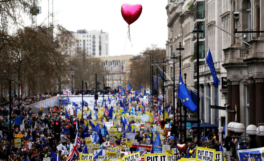 یورپی یونین سے نکلنے کے خلاف برطانوی شہری سڑکوں پر نکل آئے