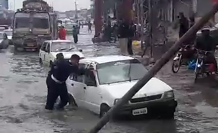 پشاور، پانچ ملی میٹر بارش نے سڑکوں کو تالاب میں تبدیل کردیا