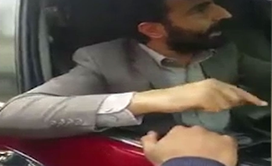 تحریک انصاف کے رکن فخر جہاں کی ٹریفک وارڈن کے ساتھ تلخ کلامی کی ویڈیو منظر عام پر آگئی