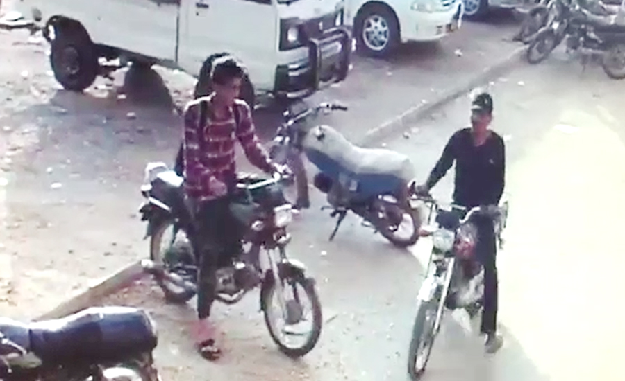 کراچی ، موٹر سائیکل چور گروہ کی ایک اور ویڈیو سامنے آگئی ‏