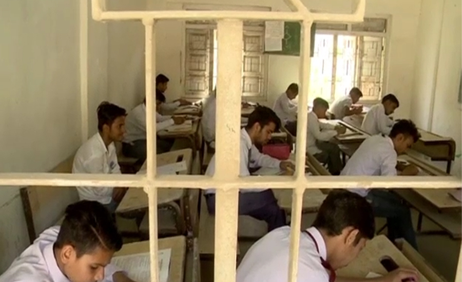 کراچی میں طالبعلموں نے نقل کیلئے نت نئے طریقے ڈھونڈ لیے