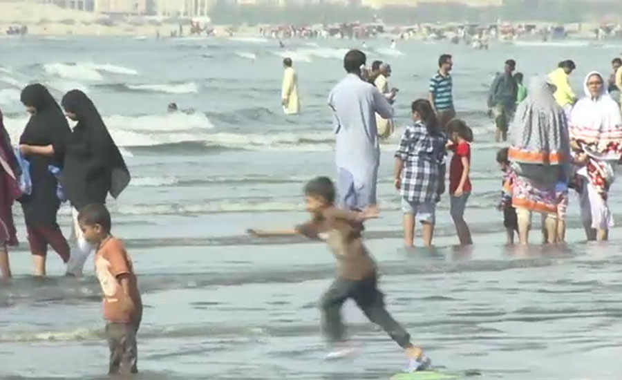 کراچی میں شہری عید کے دوسرے دن بھی تفریحی کے لئے ساحل پہنچ گئے
