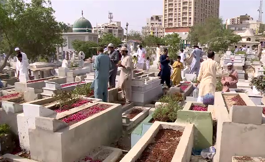 نماز عید کے بعد شہریوں کی بڑی تعداد نے قبرستانوں کا رخ کیا