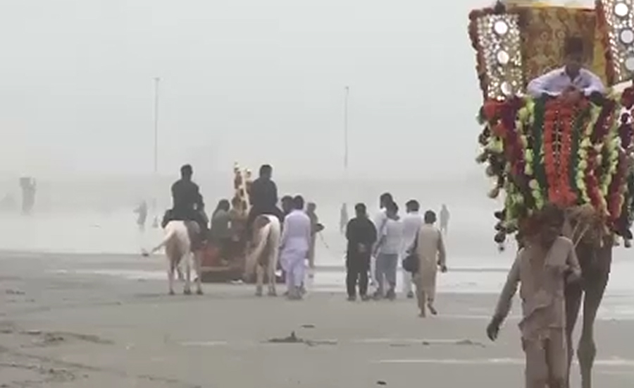 کراچی میں سمندری ہوائیں چل پڑیں ، پارہ بھی نیچے آگیا