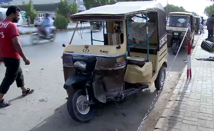 کراچی ، کورنگی میں تیز رفتار گاڑی فٹ پاتھ پر سوئے افراد پر چڑھ گئی، ایک شخص جاں بحق