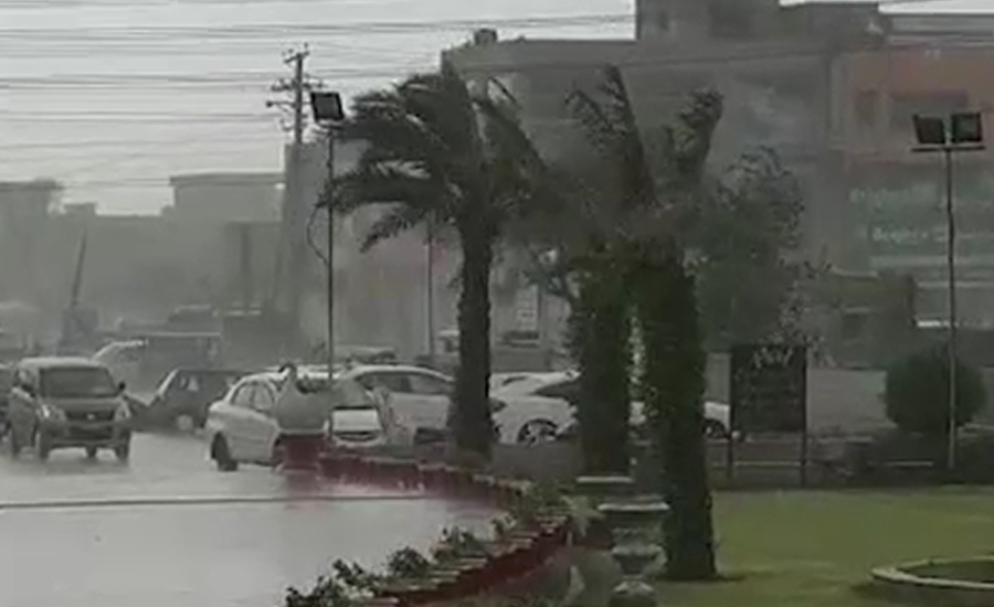 لاہور میں تیز ہوائیں چلنے لگیں ، مختلف علاقوں میں بوندا باندی