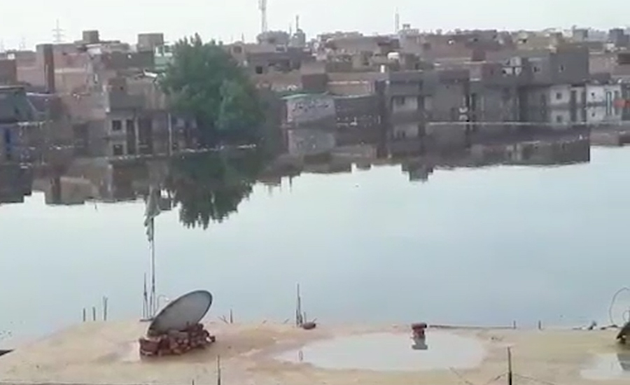 حیدر آباد میں گھروں میں کئی کئی فٹ پانی موجود،عوام پریشان