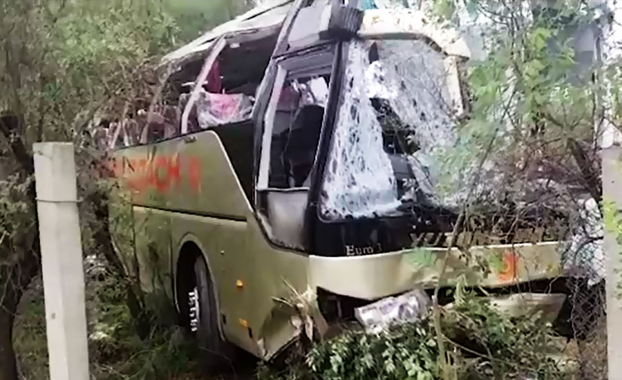 حسن ابدال کے قریب موٹروے پر بس الٹ گئی ، 3خواتین سمیت 10افراد جاں بحق