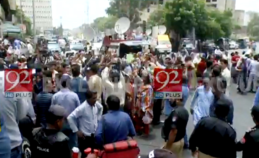 احتجاجی نرسوں کا وزیراعلیٰ سندھ ہاؤس کی جانب مارچ ، پولیس نے واٹر کینن سے دھوڈالا