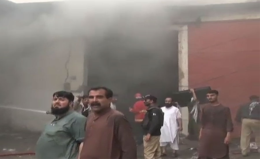 شیرشاہ کراچی میں کپڑے کے گودام میں لگی آگ چھ گھنٹے بعد بھی بے قابو