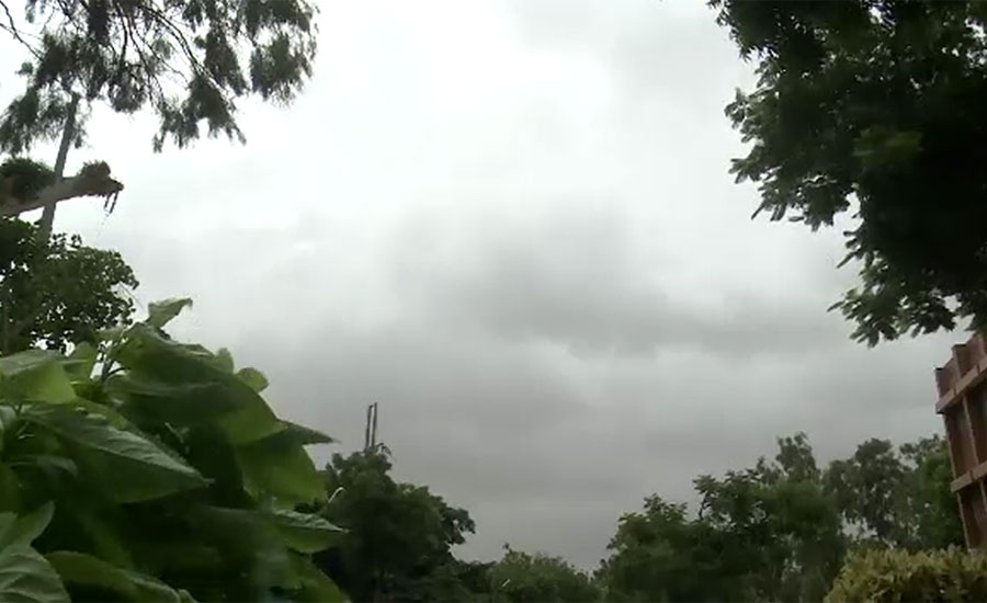 شہرقائد میں گہرے بادلوں کی انٹری ، گلستان جوہر سمیت مختلف علاقوں میں ہلکی بارش
