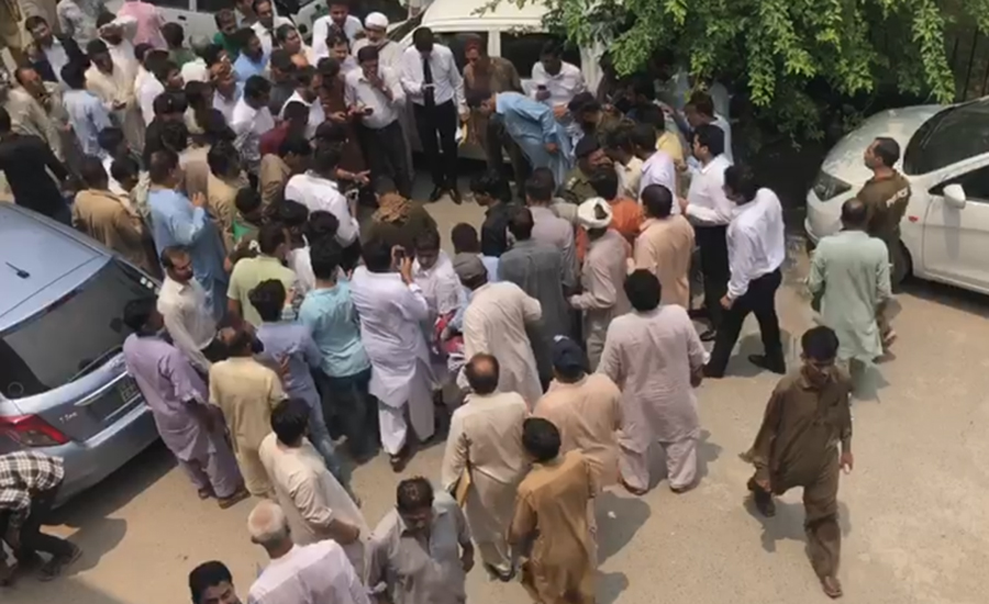 ضلع کچہری لاہور میں فائرنگ ، ہتھکڑی لگا ملزم ہلاک