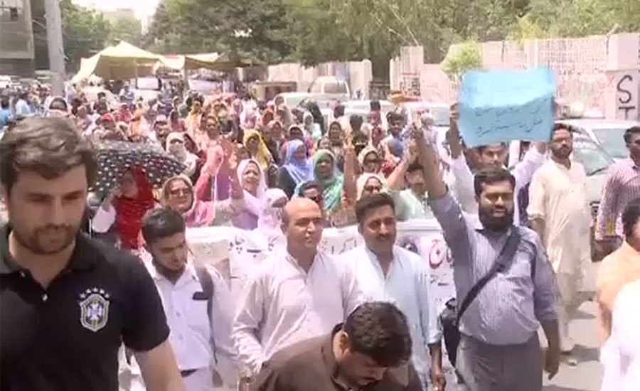 کراچی میں نرسز اپنے مطالبات کے حق میں سراپا احتجاج
