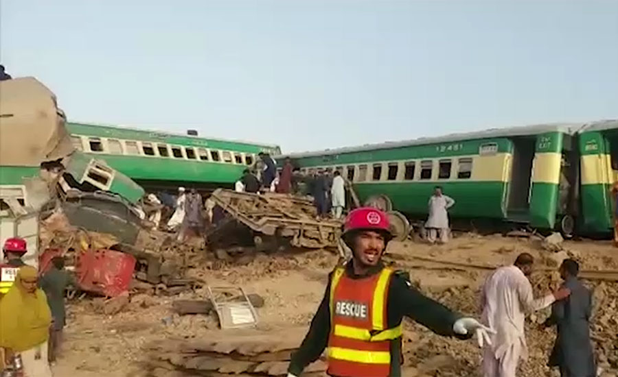 صادق آباد میں ٹرین حادثے کا ملبہ ٹرین ڈرائیور اوراسسٹنٹ ڈرائیور پر ڈال دیا گیا