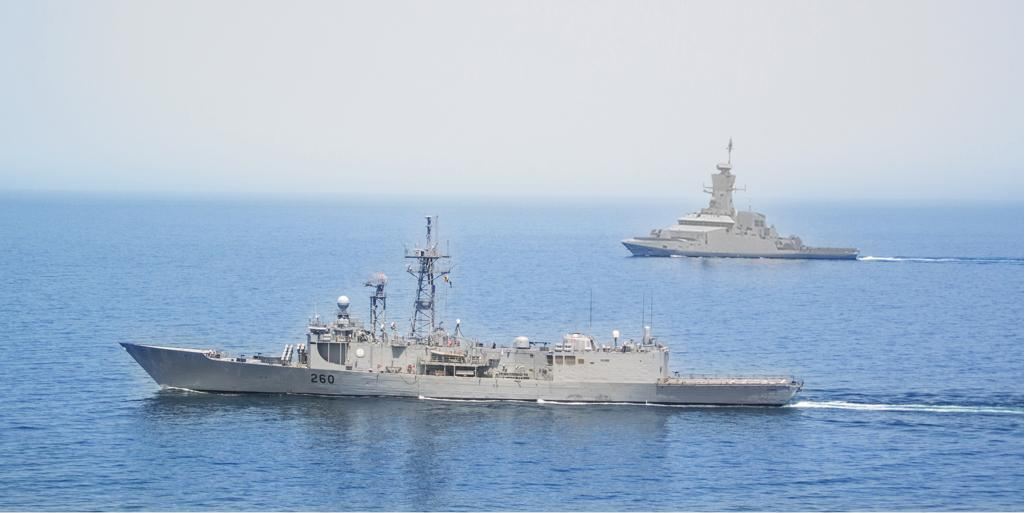 پاک بحریہ کے بحری جہاز عالمگیر کا عمان کی بندرگاہ صلالہ کا دورہ