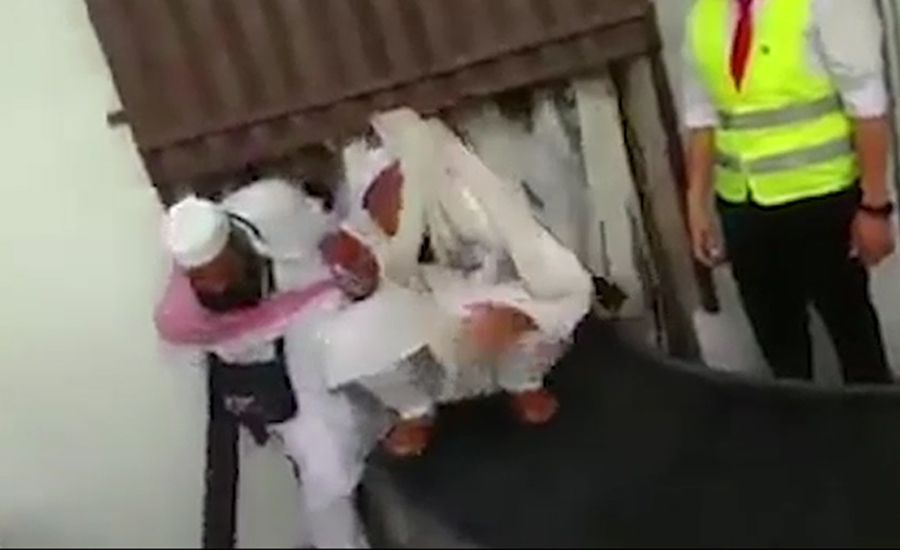 پشاور ائیرپورٹ پر حاجی آب زم زم کیلئے لگیج بیلٹ میں گھس گئے