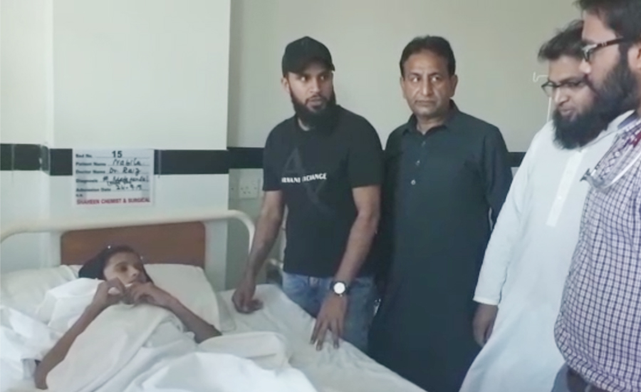 انگلینڈ کے پاکستانی نژاد باؤلر  عادل رشید کی میر پور زلزلہ متاثرین کی عیادت