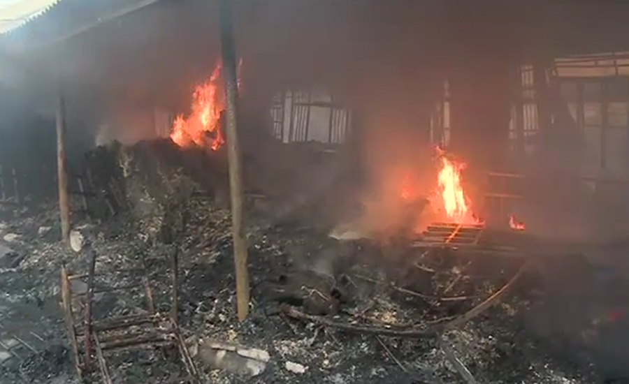 پشاور موڑ پر اتوار بازار میں بڑی آتشزدگی، 300اسٹالز جل گئے