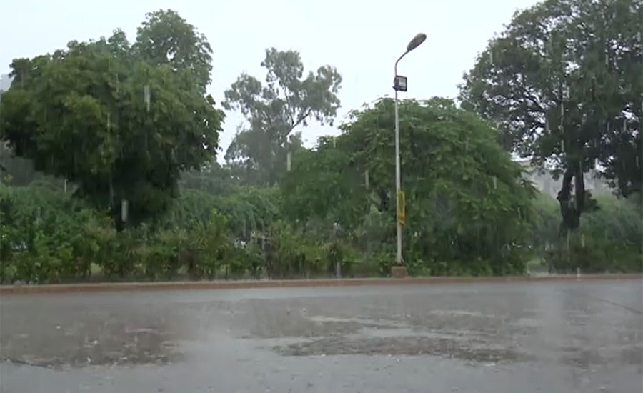کراچی میں رات اور علی الصبح کہیں ہلکی کہیں تیز بارش، نشیبی علاقوں میں پانی جمع