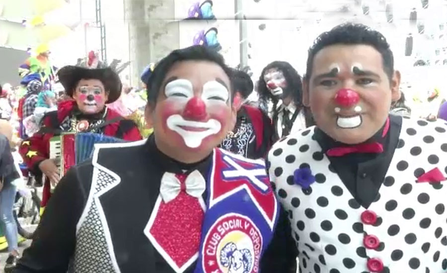 میکسیکو میں مسخروں نے سڑکوں پر دھاوا بول دیا
