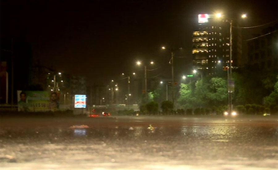 کراچی کے مختلف علاقوں میں رات گئے بارش، کئی علاقوں میں بجلی غائب